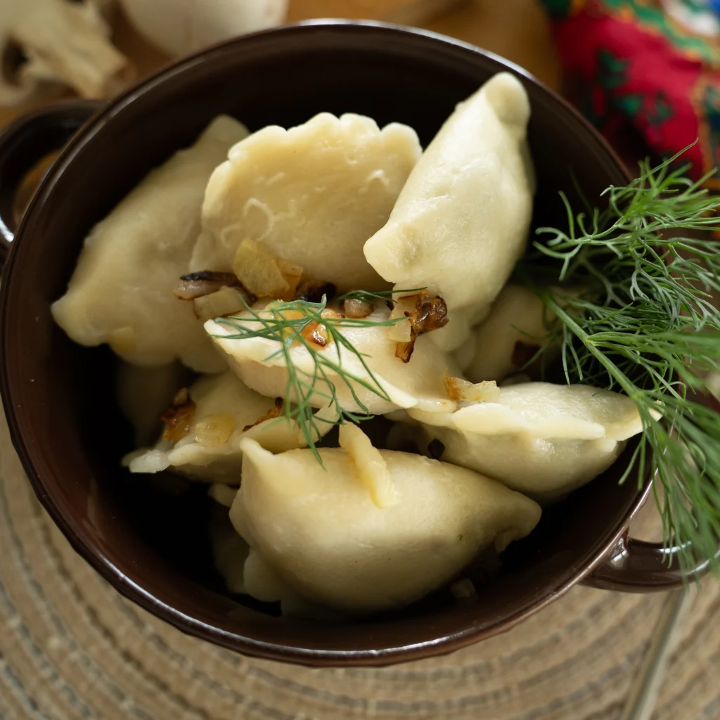 Pierogi z kapustą i pieczarkami